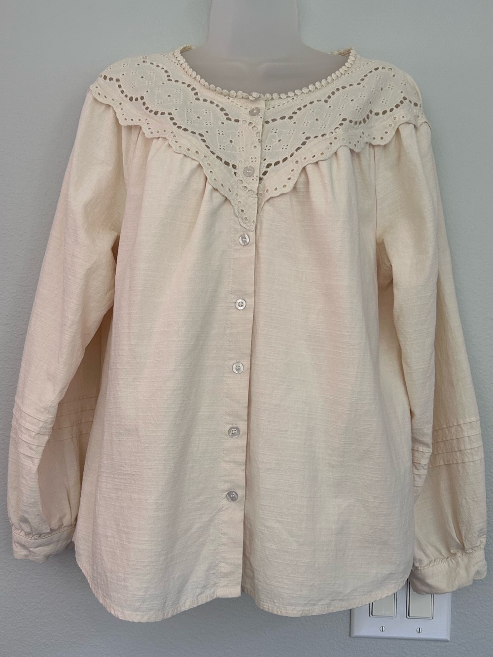 Zesica pale yellow Eyelet Lace Blouse size L like new